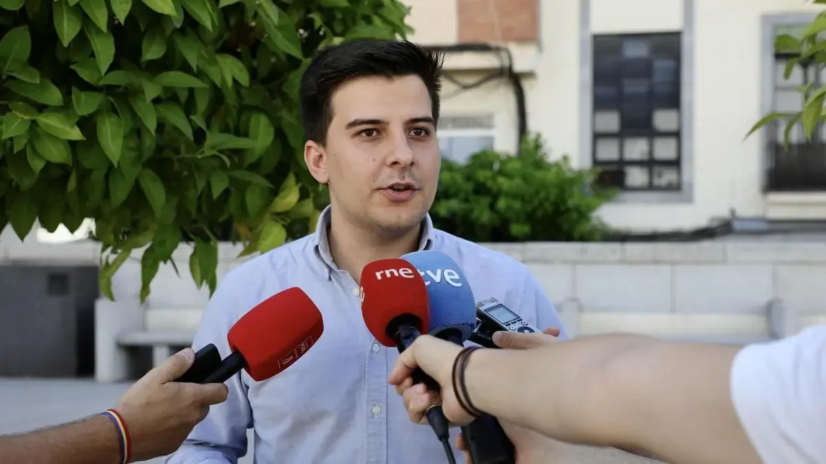 El PSOE exige a Madrid revisar la obligación de empadronamiento para acceder al abono de transporte.