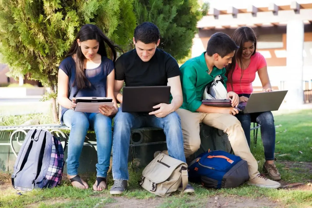 Estudiantes interesados en becas para cursos de Yale y UNAM en Aguascalientes.