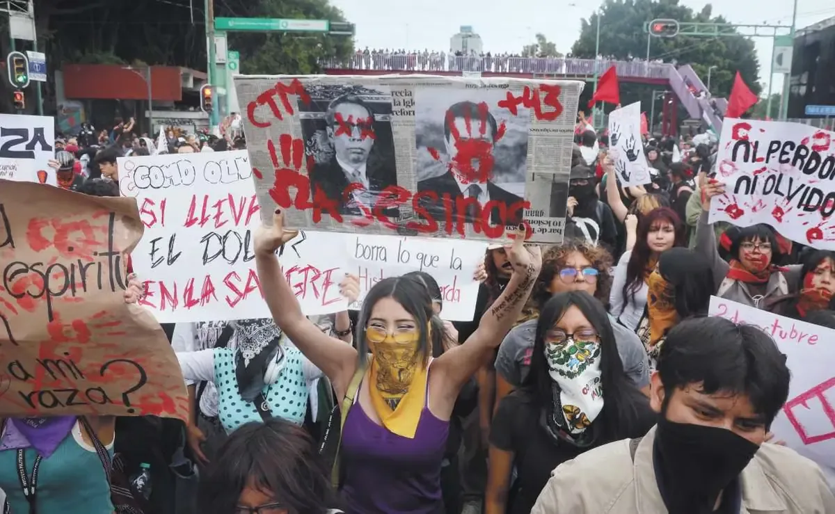 Miles de jóvenes protestan en la CDMX para demandar justicia y un alto a la militarización.