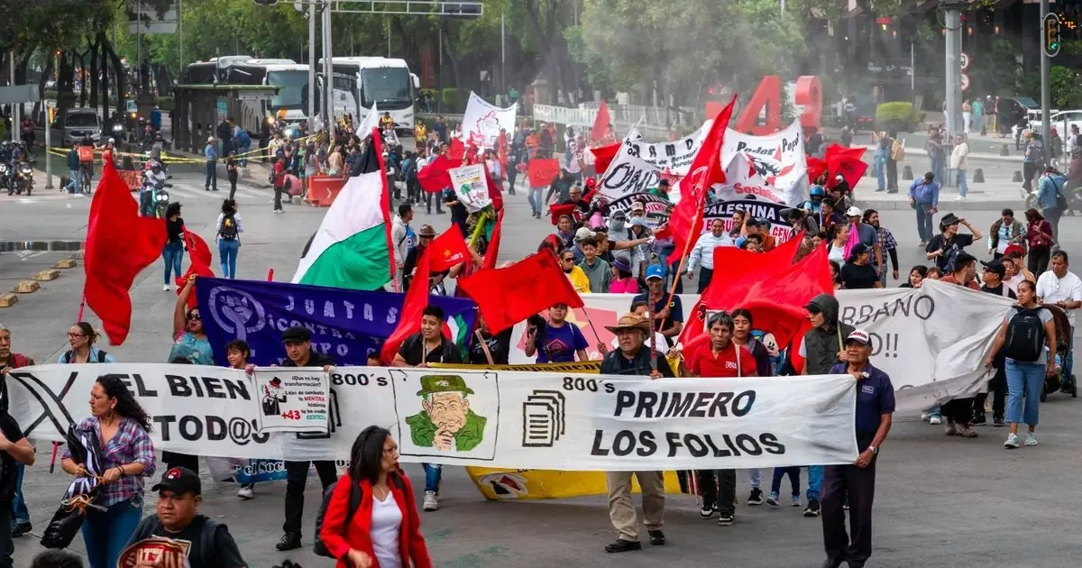 Cientos de normalistas marchan para exigir mejoras en escuelas rurales y justicia para sus compañeros desaparecidos.