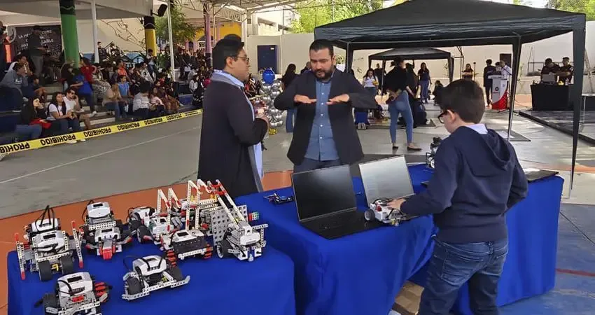 Estudiantes participan en la competencia de robótica Robomatrix 2026 en Los Cabos.