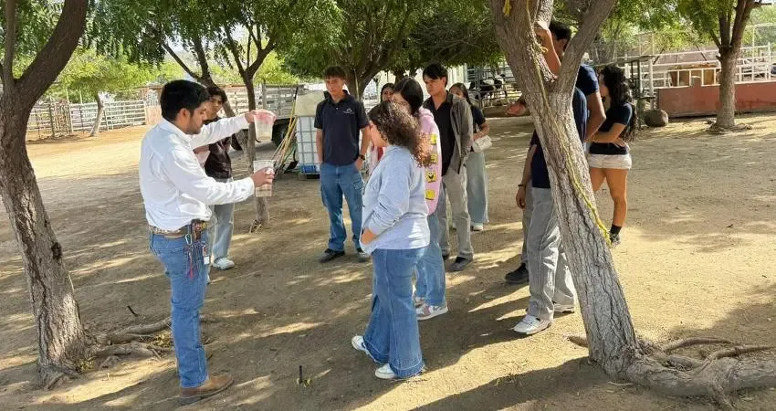 Estudiantes participan en la visita guiada a la Posta Zootécnica de la UABCS.