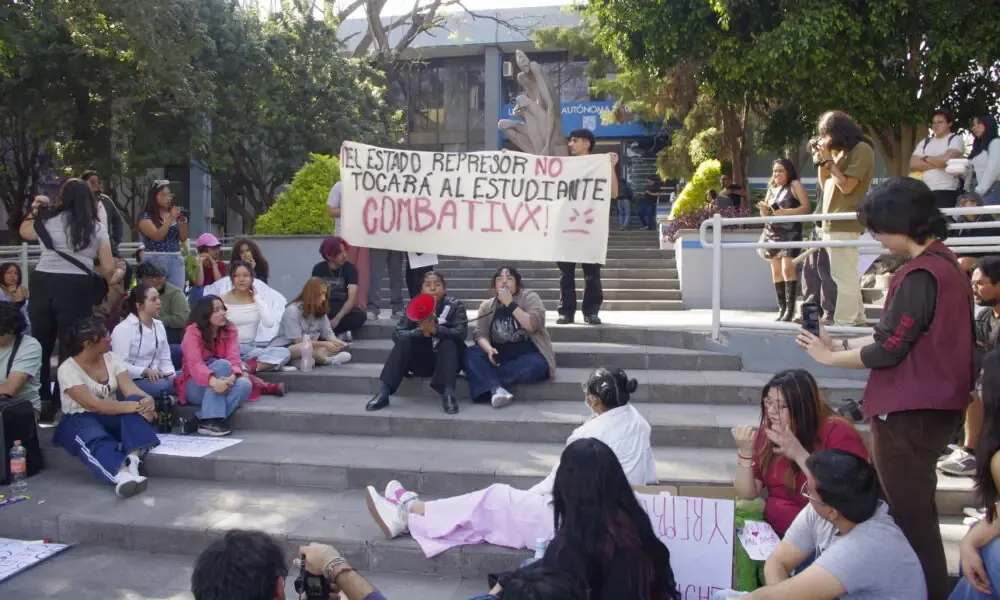 Estudiantes piden protección a la libertad de expresión y derechos humanos en la UAQ.