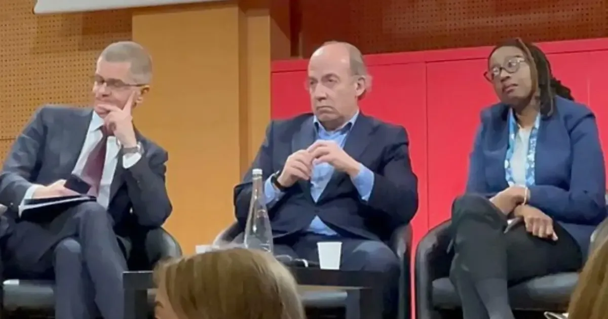 Estudiantes protestan contra Felipe Calderón en el evento en París.