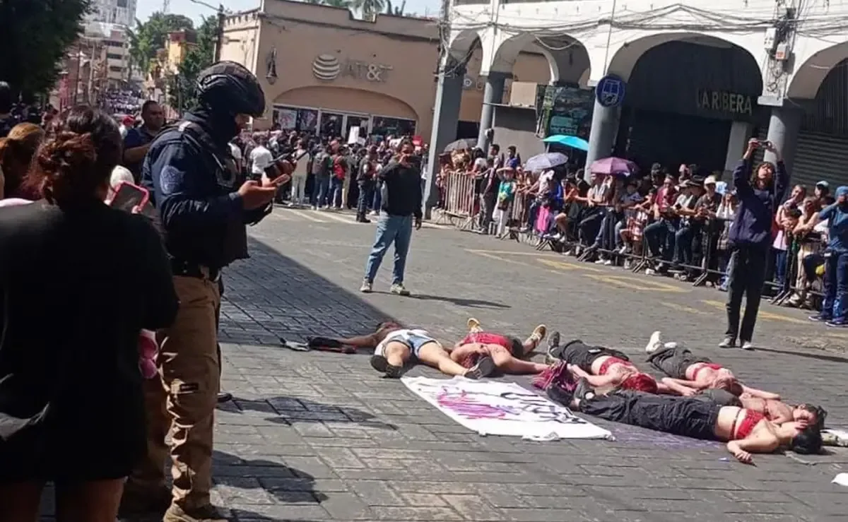 Universitarias de Morelos exigen justicia y respuesta a la violencia de género en un acto simbólico durante desfile.