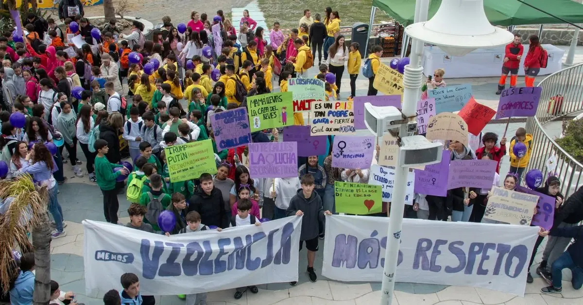 Estudiantes se unen a una marcha para promover la igualdad y el respeto en la comunidad.