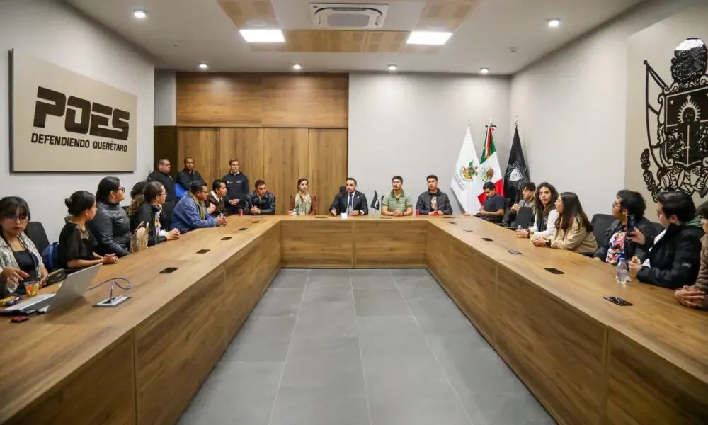 Estudiantes universitarios interactúan con las autoridades y conocen su funcionamiento.