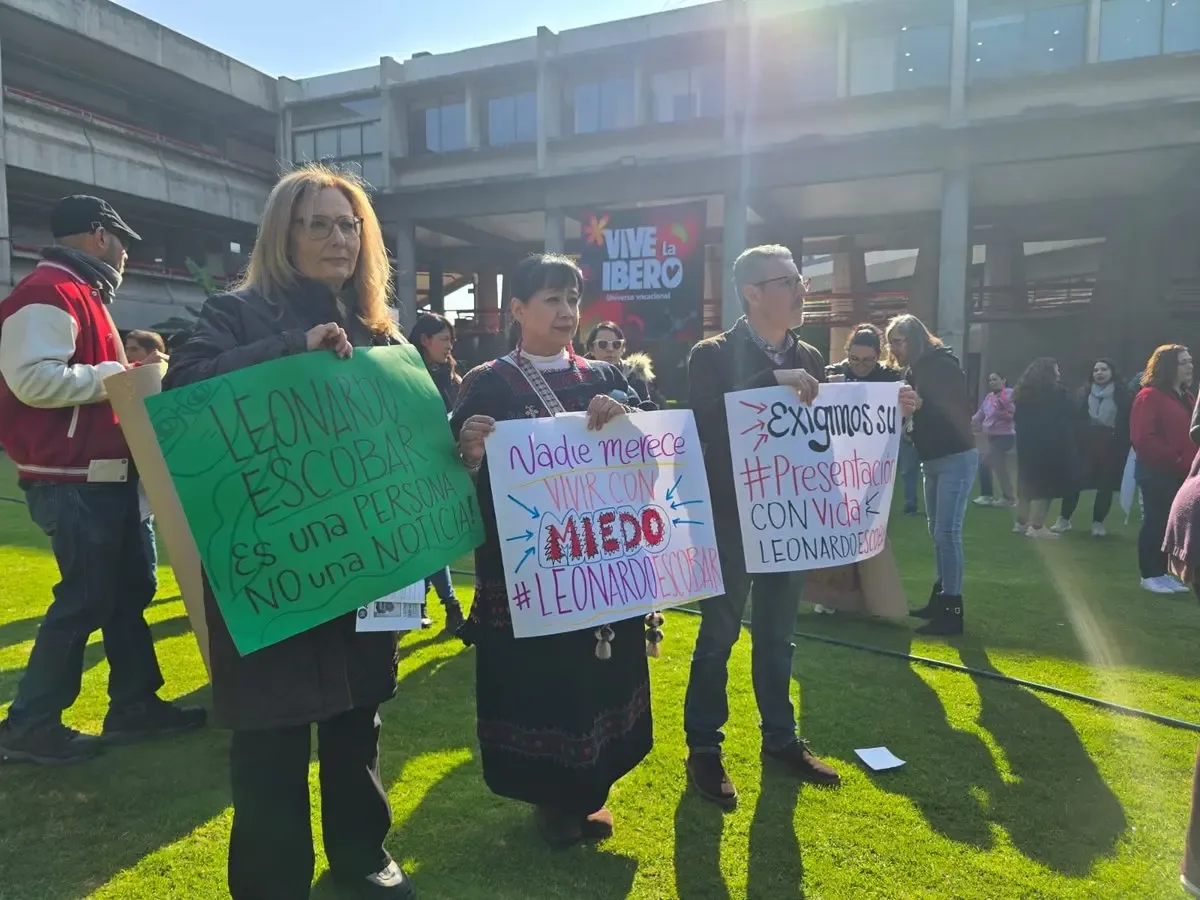 Estudiantes y docentes de la Ibero Puebla exigen la aparición de Leonardo Escobar.