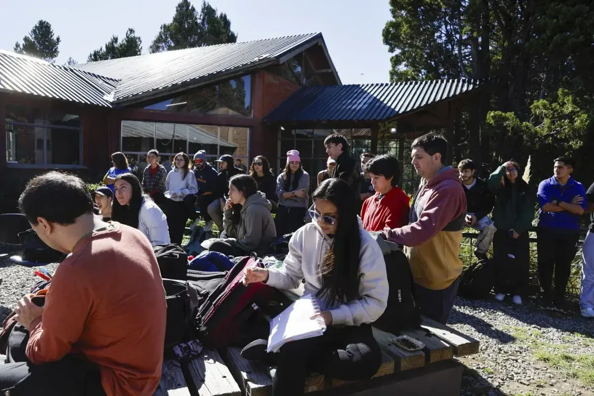 Estudiantes y docentes protestan por la falta de financiamiento universitario en el marco de una jornada de lucha nacional.