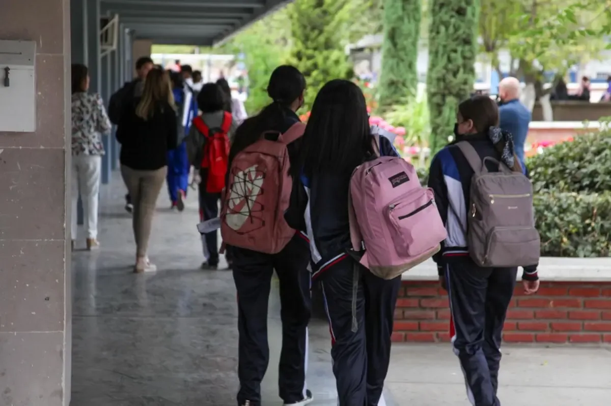 Estudiantes y docentes son capacitados para actuar en situaciones de riesgo.