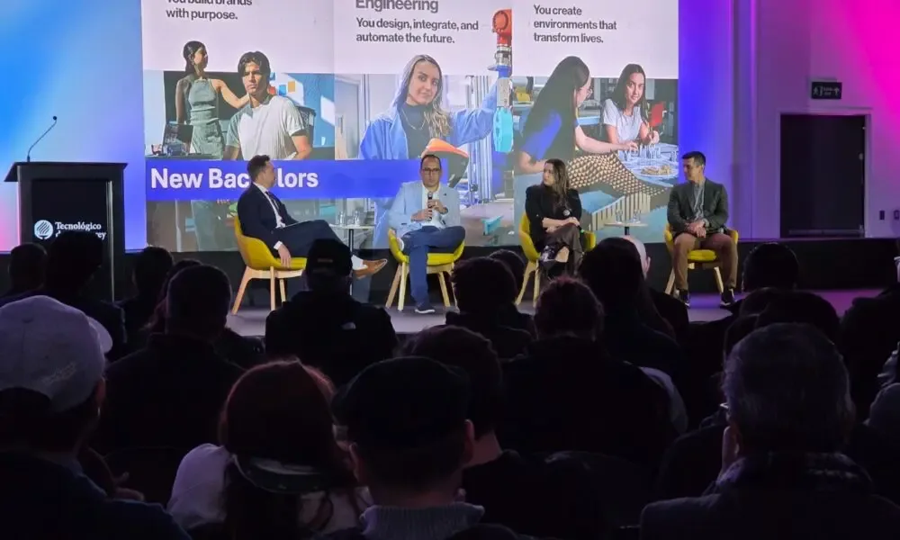 Estudiantes y expertos en el panel de lanzamiento de nuevos programas académicos.