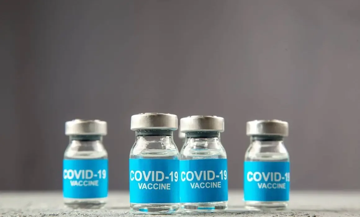 Estudio científico revela posibles riesgos de cáncer asociados a las vacunas COVID-19.