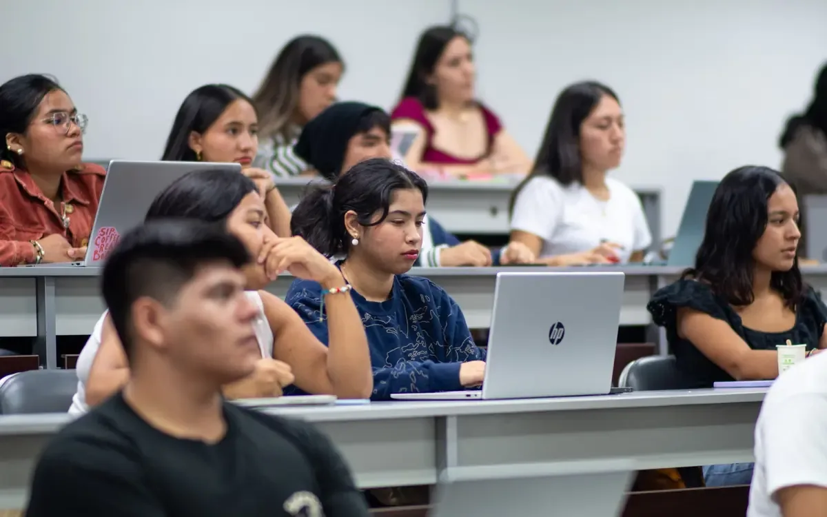 Mitos sobre la educación en línea han dejado de ser ciertos; alumnos deben informarse antes de decidir.