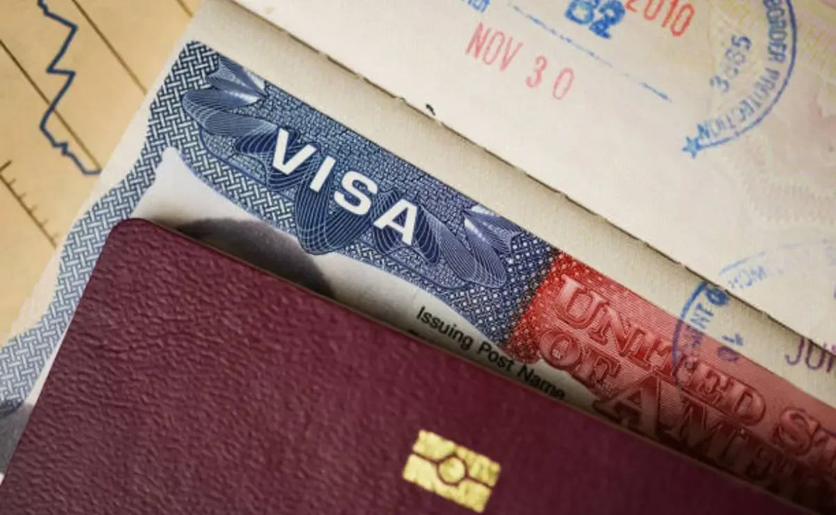 Nueva política migratoria complica la transición a la residencia permanente para muchos extranjeros en Estados Unidos.