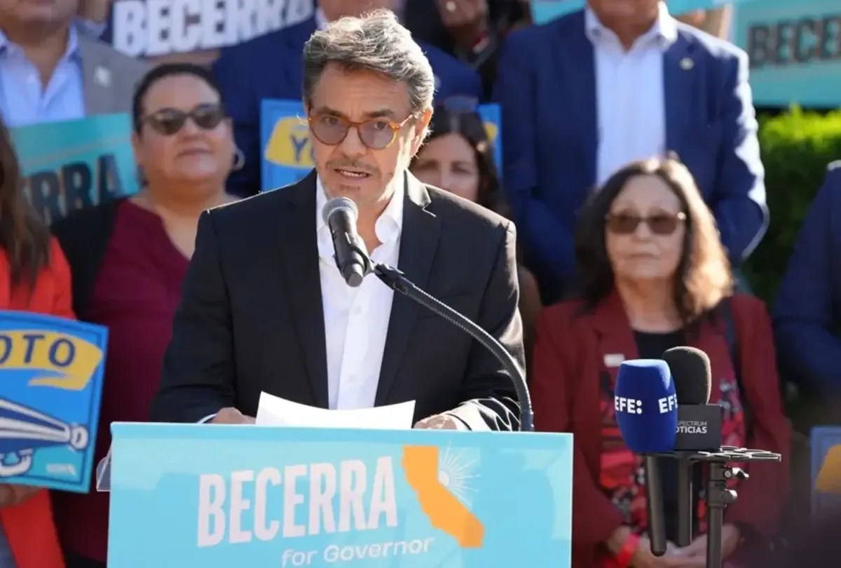 El actor denuncia intimidaciones a latinos y resalta la importancia de su voto.