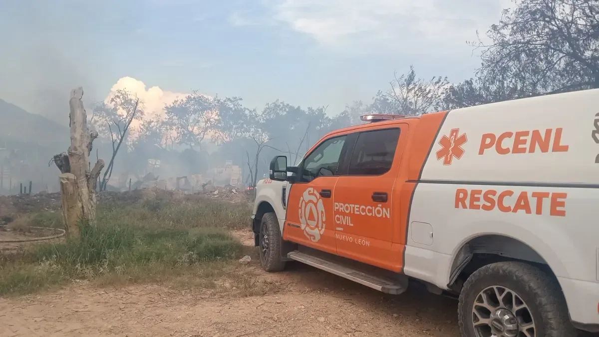 Un fuerte incendio consumió varios tejabanes, provocando la rápida evacuación de los residentes cercanos.