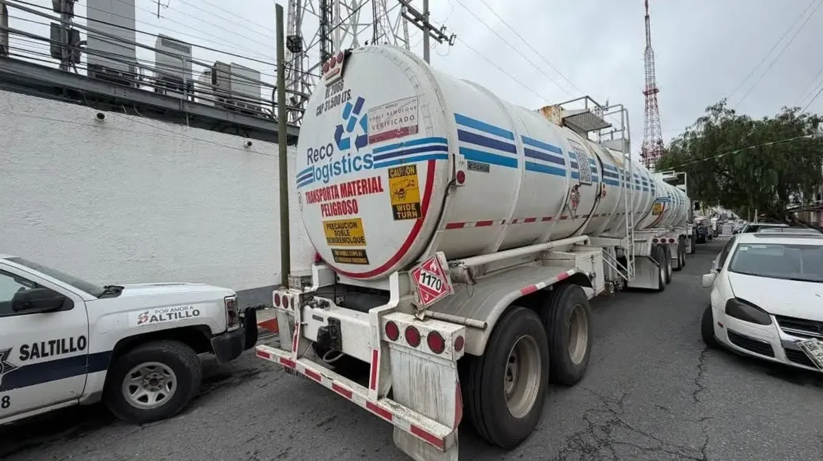 Una pipa cargada con 31,500 litros de gasolina derrapó, poniendo en riesgo la seguridad de la zona.