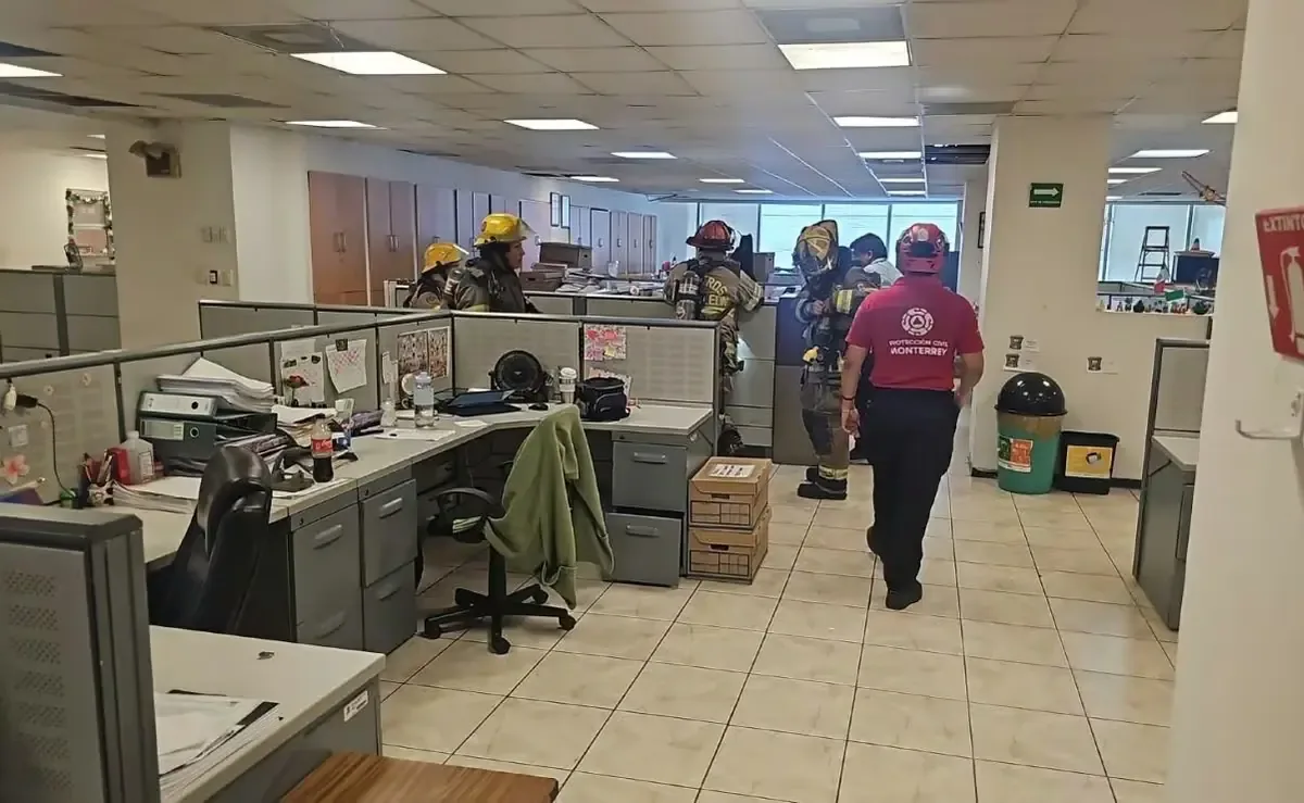 Un cortocircuito provoca evacuación y despliegue de cuerpos de emergencia en Monterrey.