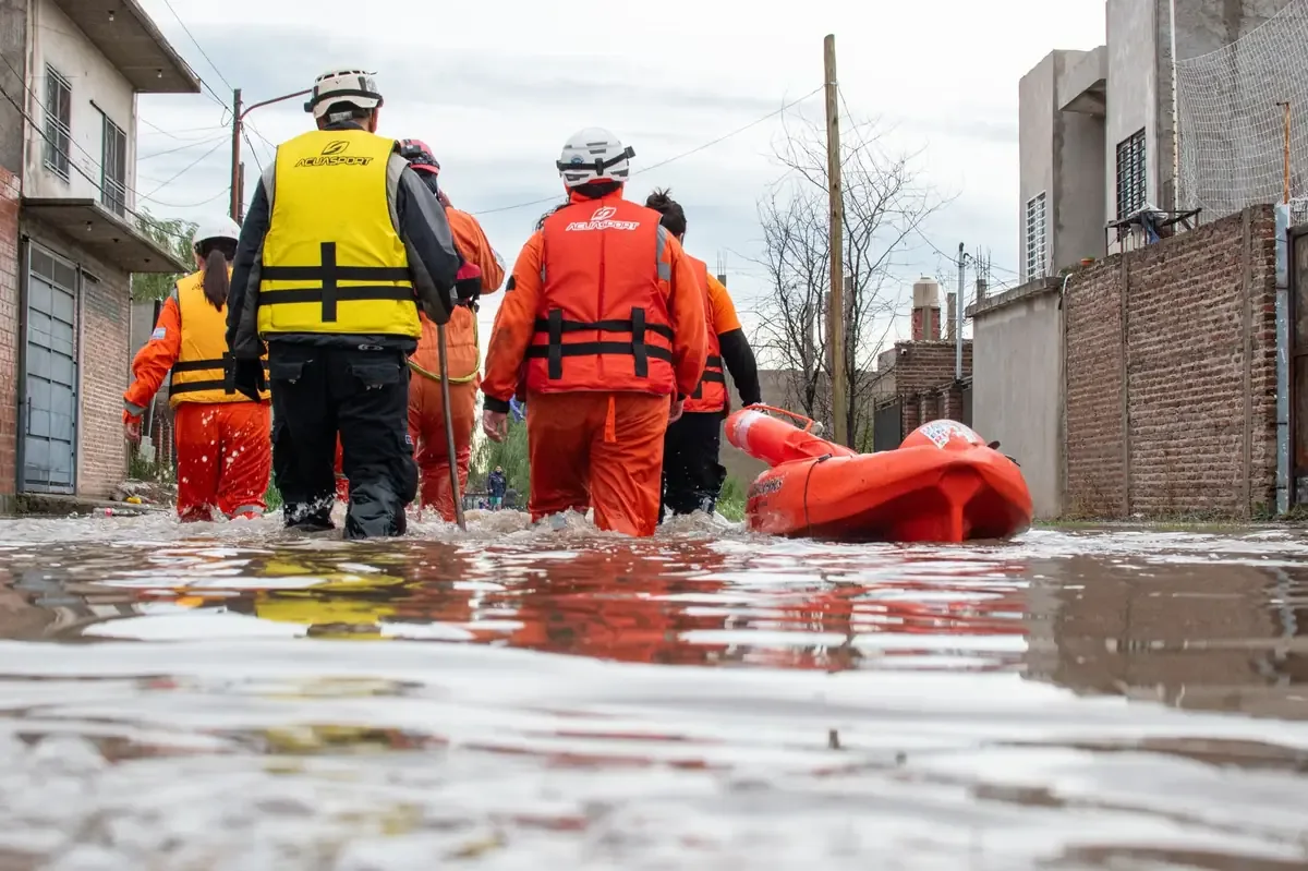 La evacuación fue provocada por fuertes lluvias que inundaron áreas críticas del hospital.