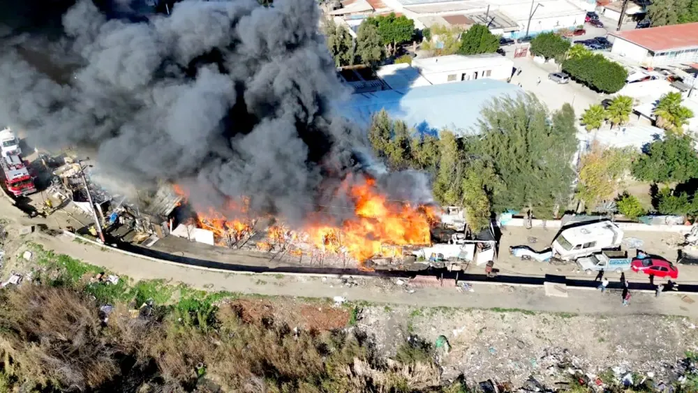 Evacuación de estudiantes de una secundaria cerca del siniestro en Tecate.
