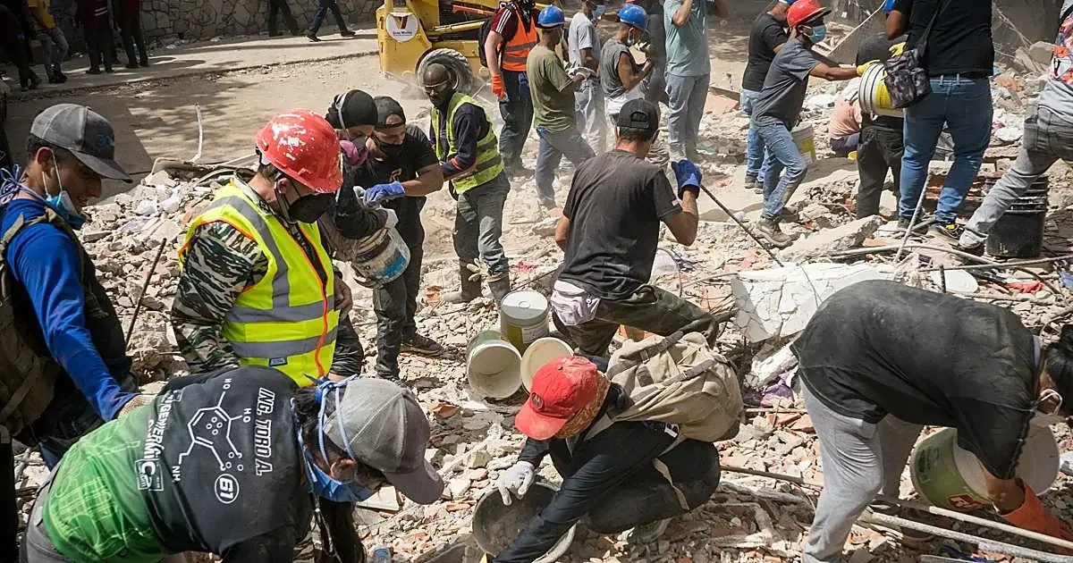 República Dominicana evacúa a jugadores de béisbol debido a sismos devastadores en Venezuela, mientras envía ayuda humanitaria.