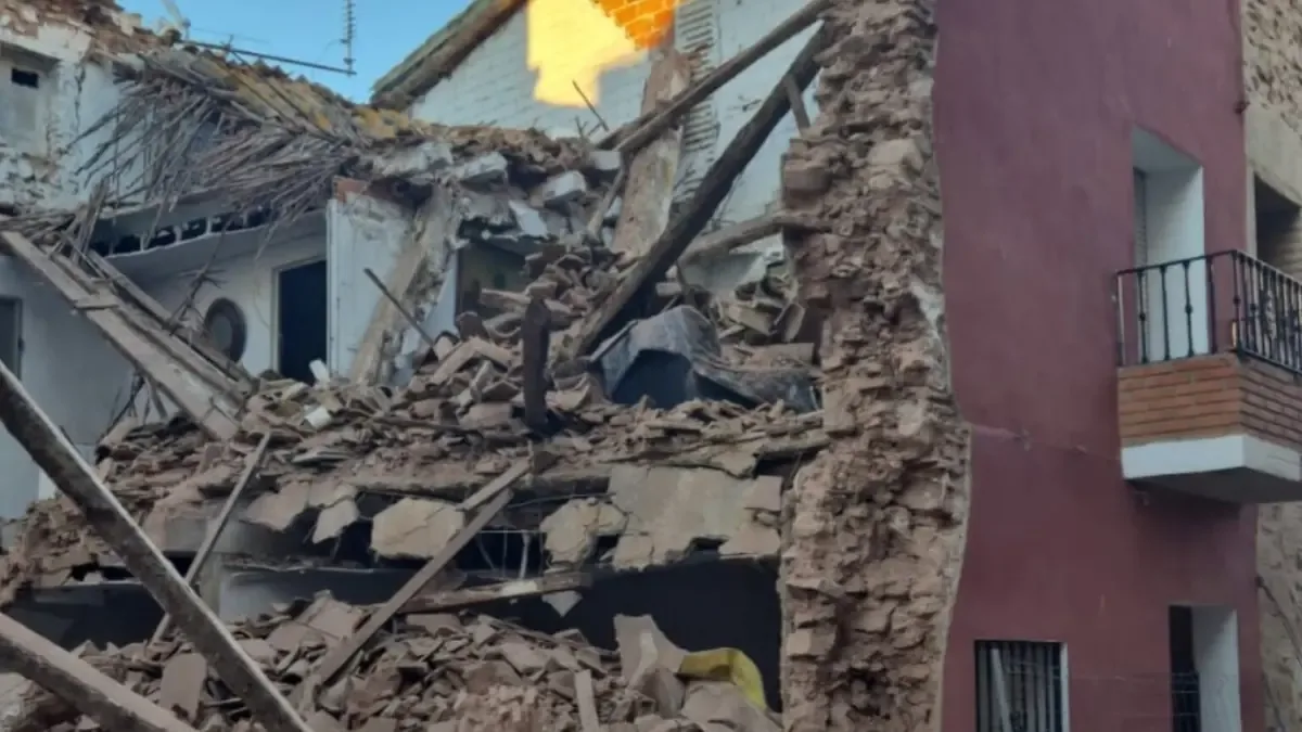 Evaluarán si los desalojados por el colapso de una casa pueden regresar.