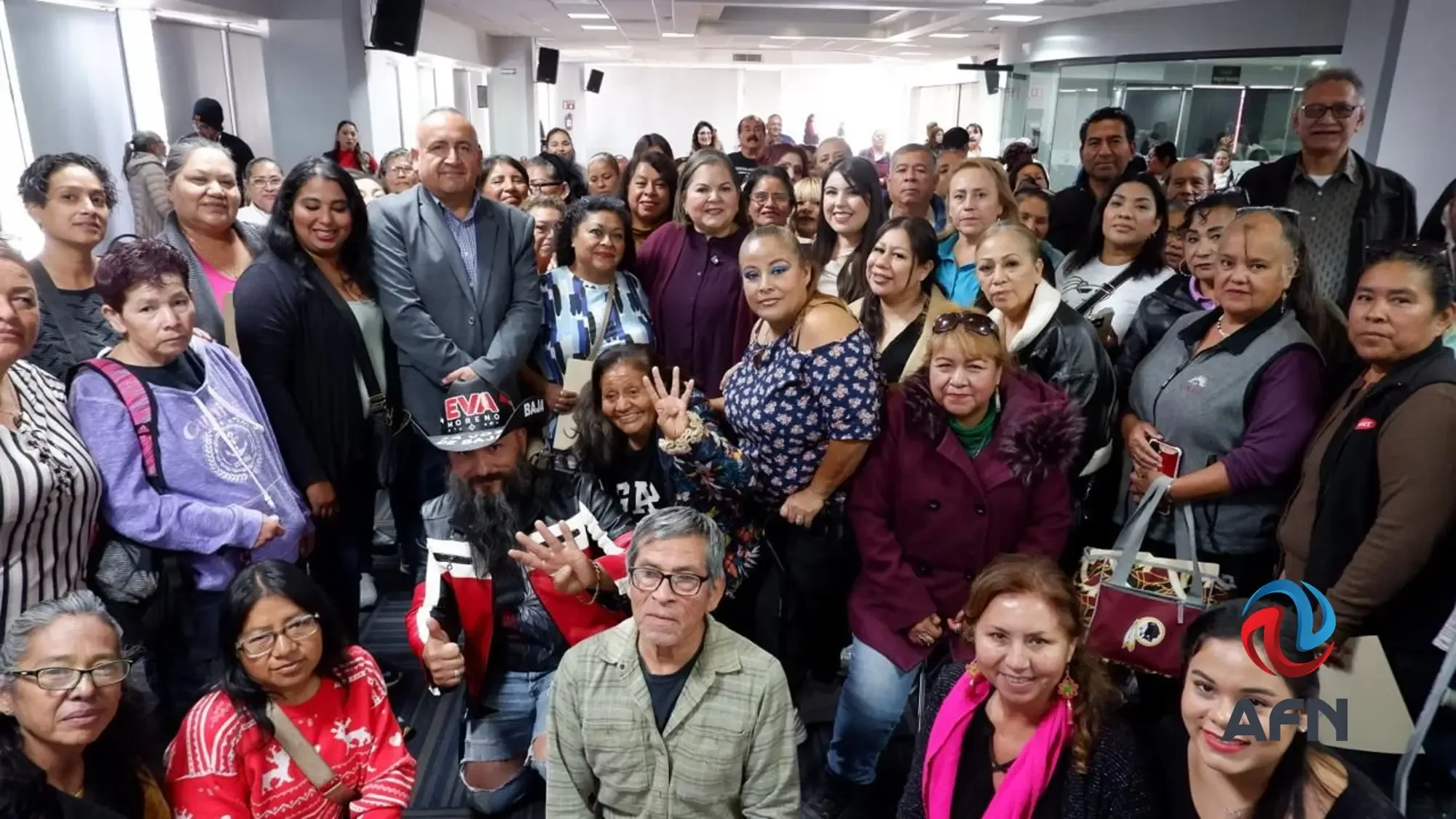 Evangelina Moreno durante una de las populares "Charlas con Café" en Tijuana.