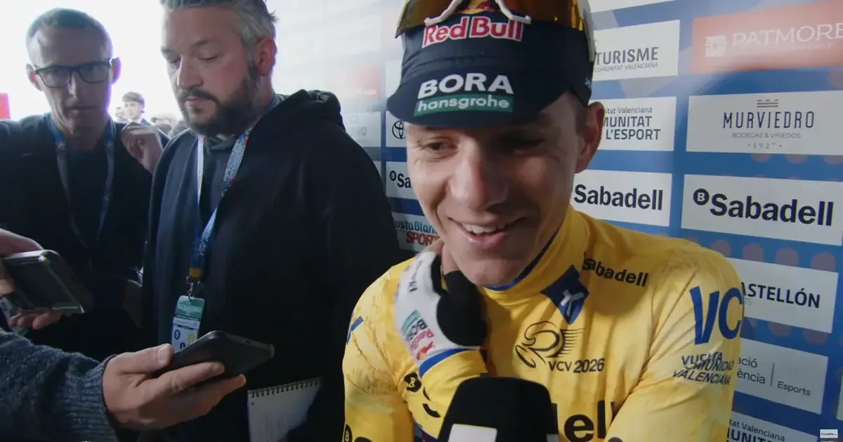 Evenepoel destaca la estrategia del equipo y su buen momento en la temporada.