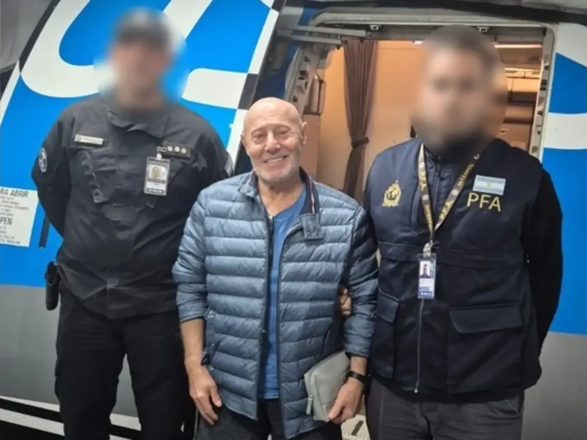 Ex espía enfrenta un embargo millonario y nuevos cargos tras su extradición a Argentina.