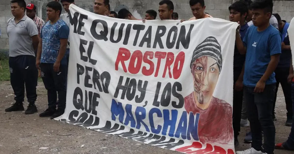 La detención de Ángel Aguirre reaviva el interés en la desaparición de los 43 normalistas de Ayotzinapa.
