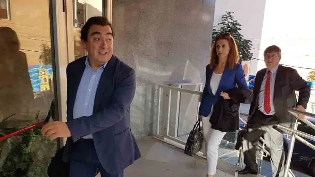 Joaquín Hermoso Murillo enfrenta penalización por prevaricación en contrato de obras del estadio de fútbol.