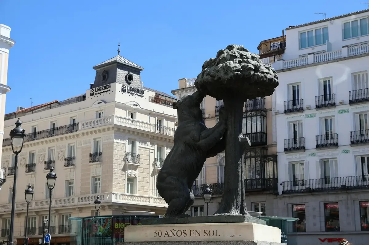 La polémica contratación de Víctor San Vidal genera críticas y dudas legales.