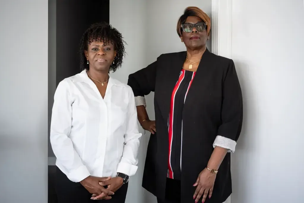 Executivas afroamericanas presentan caso crucial sobre inclusión laboral.