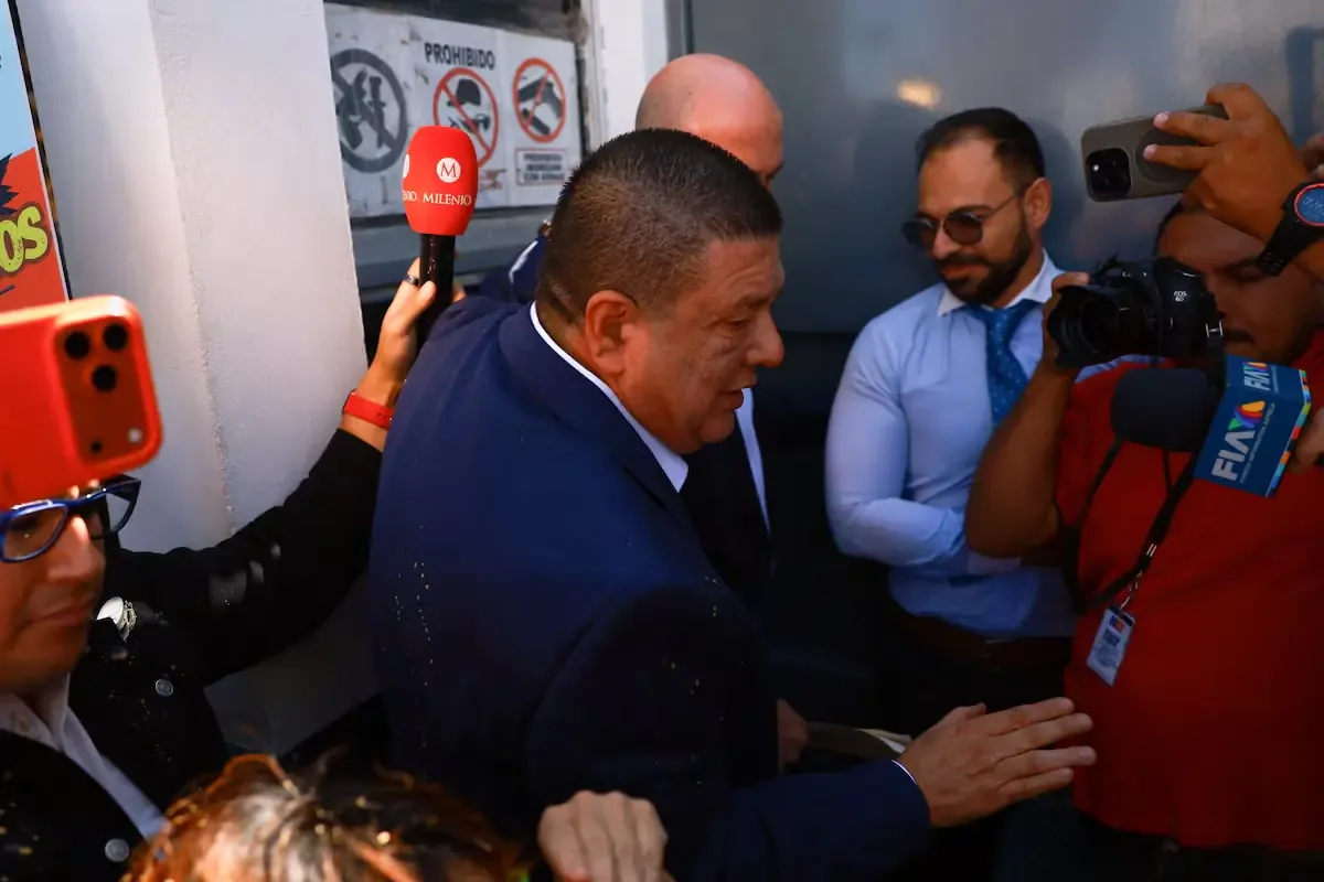 La audiencia dejó a Jáuregui en libertad condicional, pero la FGR ejecutó una nueva orden de captura al salir del juzgado.