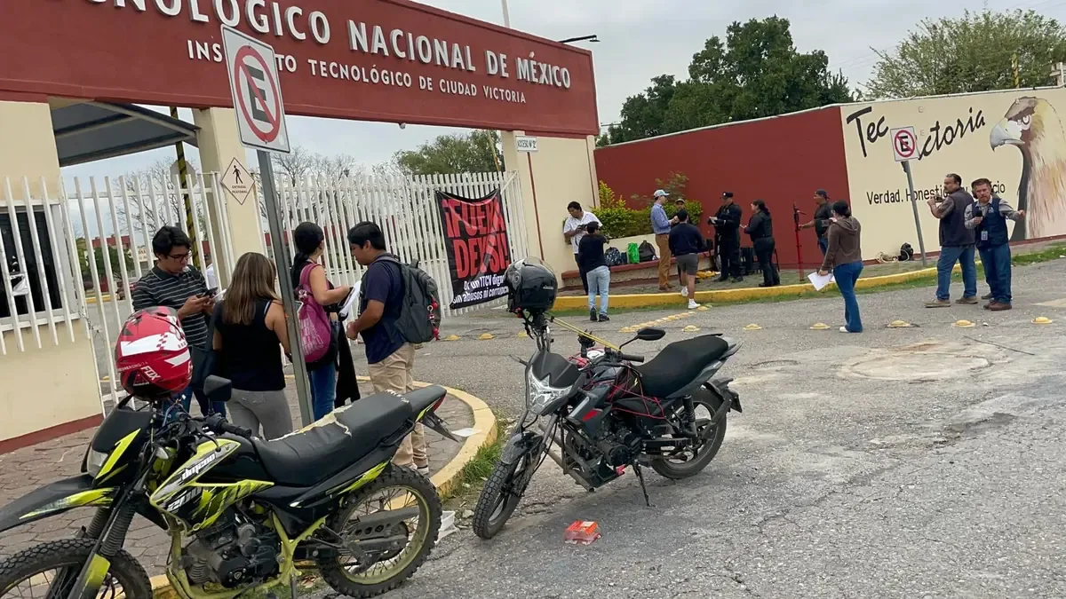 Exigen destitución de la directora por problemas administrativos y condiciones precarias.