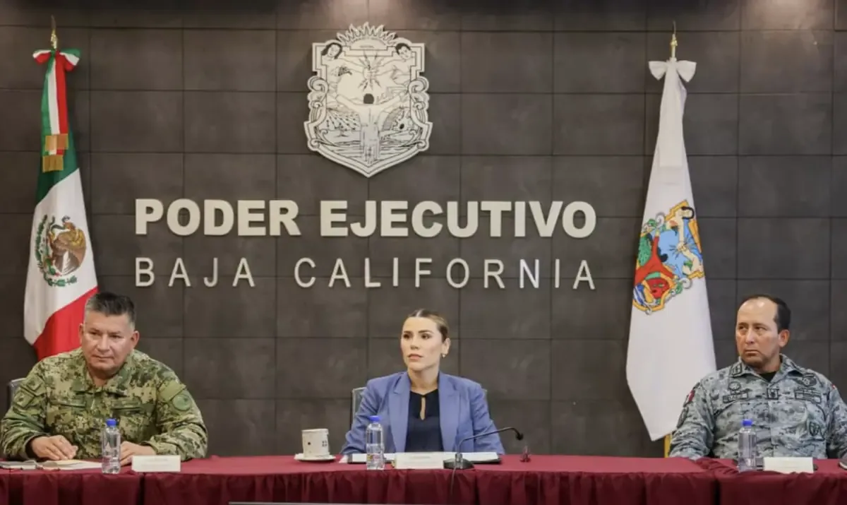 La gobernadora de Baja California enfrenta presiones políticas tras grabaciones que comprometen su cargo y la seguridad nacional.