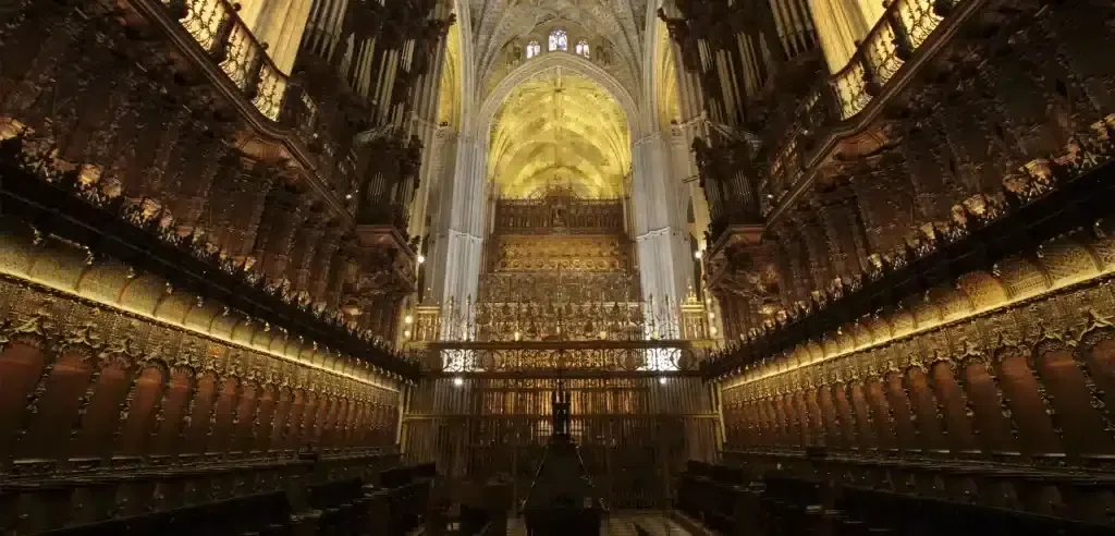Descubre una visita guiada única al Retablo Mayor, iluminado en la noche.