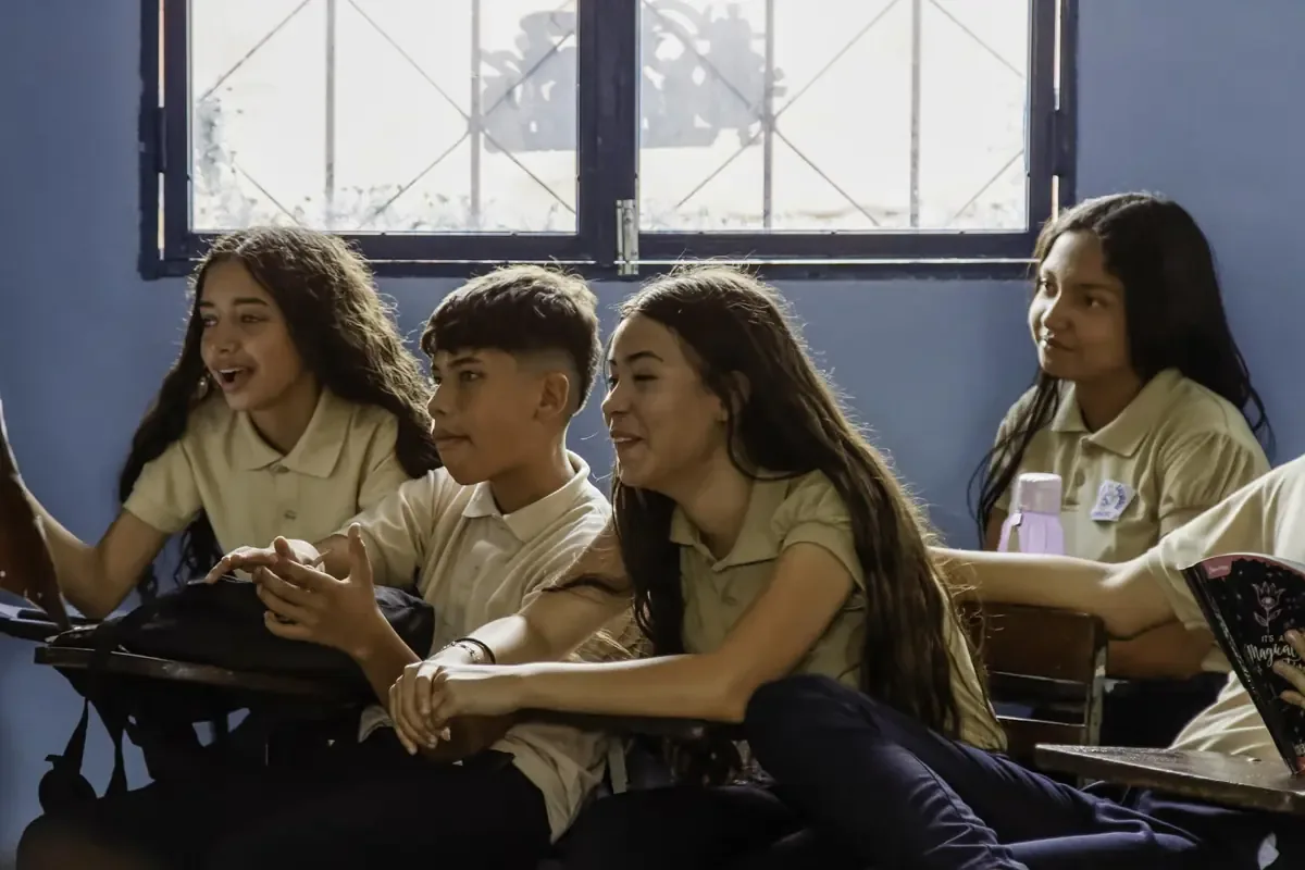 La excesiva exposición a pantallas limita la comprensión lectora y el pensamiento crítico en jóvenes.