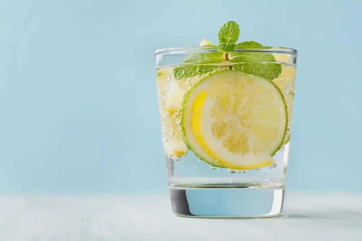 Expertos advierten sobre el impacto del consumo diario de agua con limón en la salud dental y digestiva.