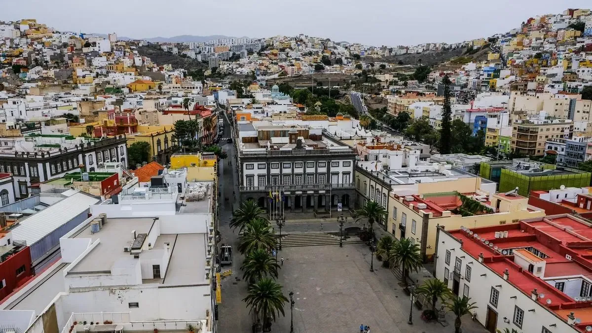 Expertos advierten sobre el impacto del turismo y la gentrificación en los barrios históricos.