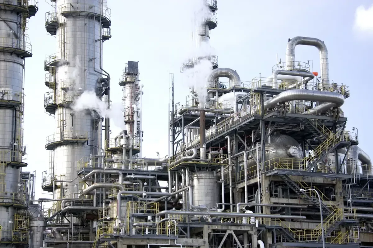 La falta de inversión en refinación de crudo limita la soberanía energética de México y expone al país a riesgos externos.
