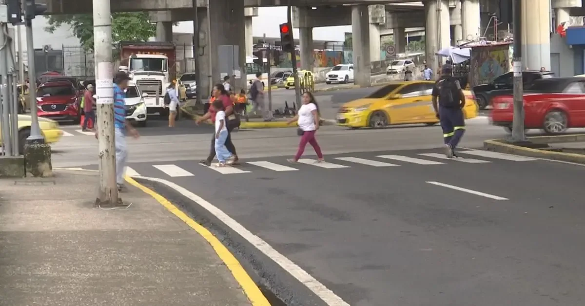 La disconformidad por el escaso tiempo de cruce peatonal se debate en medio de una gran afluencia de transeúntes.