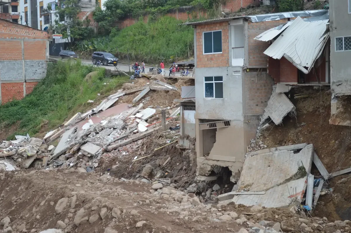 Una explosión por artefacto en una vivienda dejó seis personas afectadas en Buenavista, Michoacán.