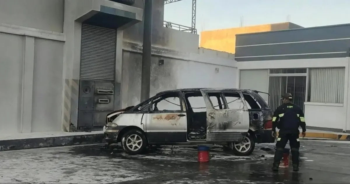 Un vehículo explotó en Cochabamba, generando un incendio controlado por bomberos y afectando la seguridad del área.