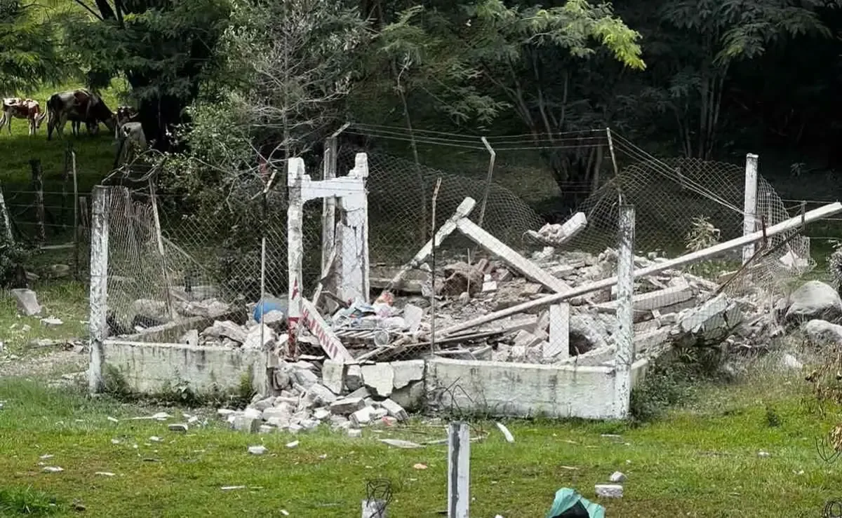 La explosión causó la destrucción total de una vivienda y afectó a comunidades cercanas.