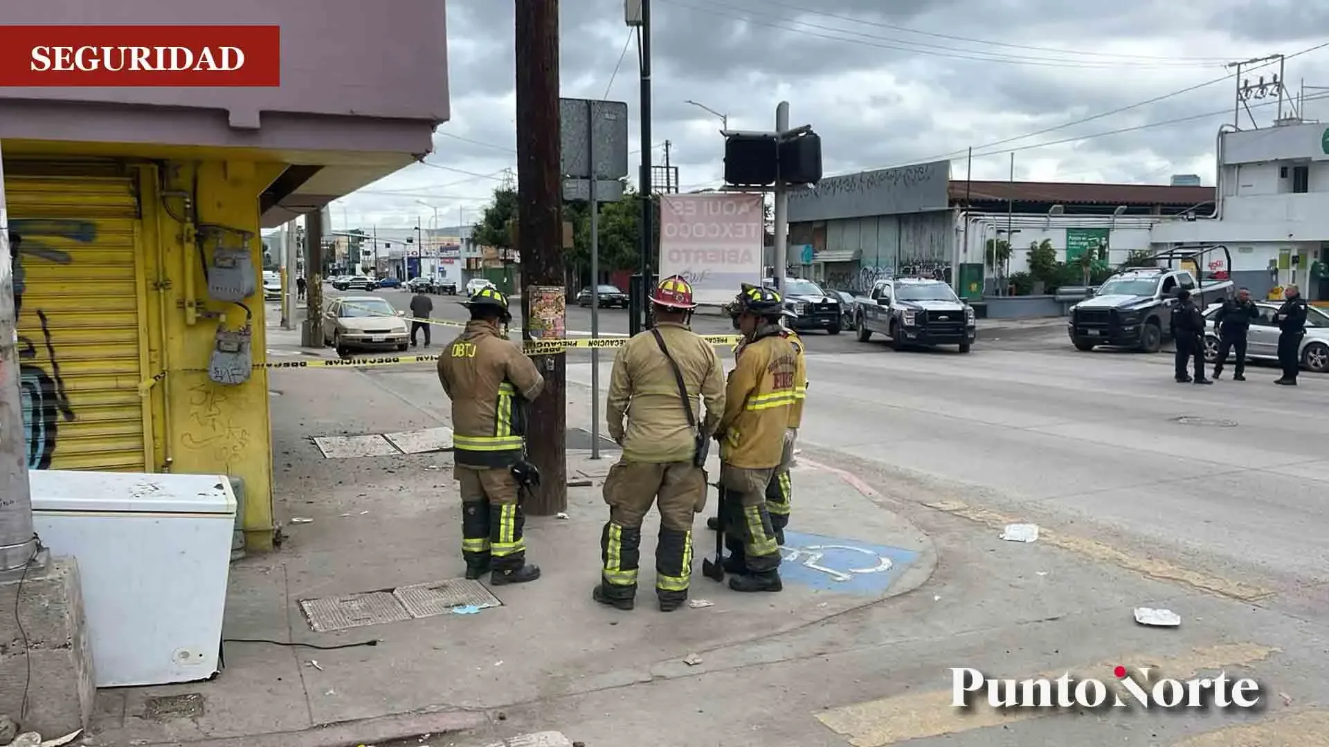 Explosiones en alcantarillas generan alarma en la Zona Centro de Tijuana.