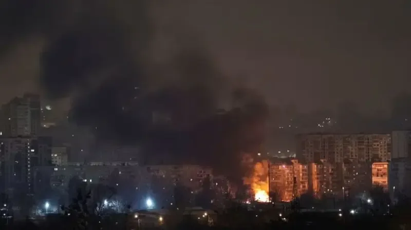 Explosiones en Kyiv tras el ataque aéreo ruso durante la madrugada del sábado.