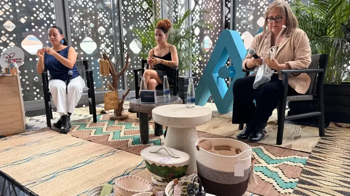 Más de 600 artesanos exhiben su trabajo en Medellín, reflejando la diversidad cultural de Colombia.