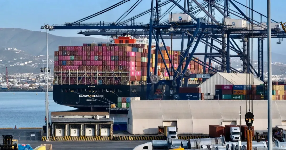Las exportaciones manufactureras impulsan el crecimiento, a pesar del déficit comercial.