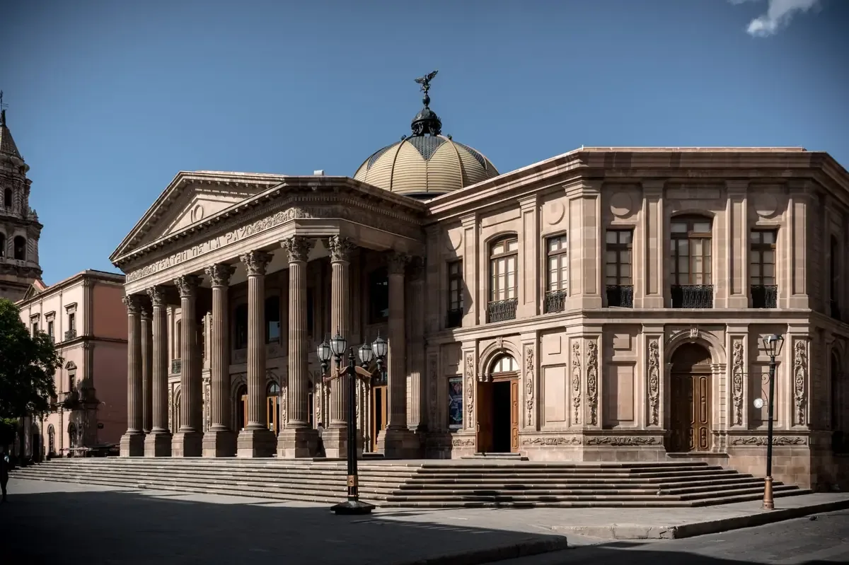 La segunda edición de la exposición MAYOR reúne a más de 15 artistas en un diálogo sobre la figuración contemporánea.